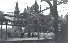 161796 Gezicht op een gedeelte van het vernielde N.S.-station Nijmegen te Nijmegen, vier dagen na het bombardement.